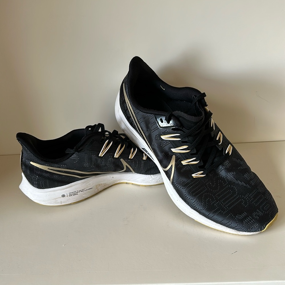 Women’s Nike tennis shoes size 11
